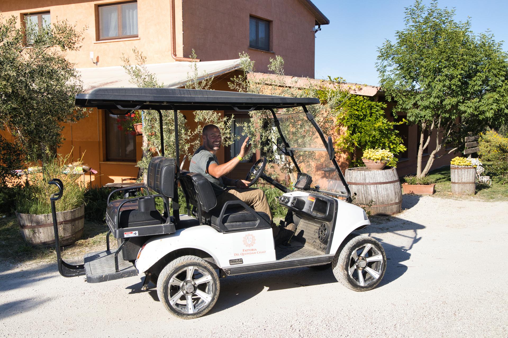 la macchinina elettrica per la visita agli animali della fattoria